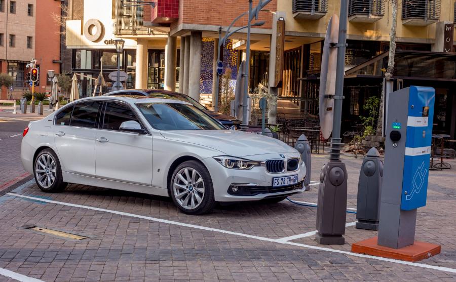  BMW 330e iPerformance (F30) 2017 года  (ZA) (фото 24 из 33)